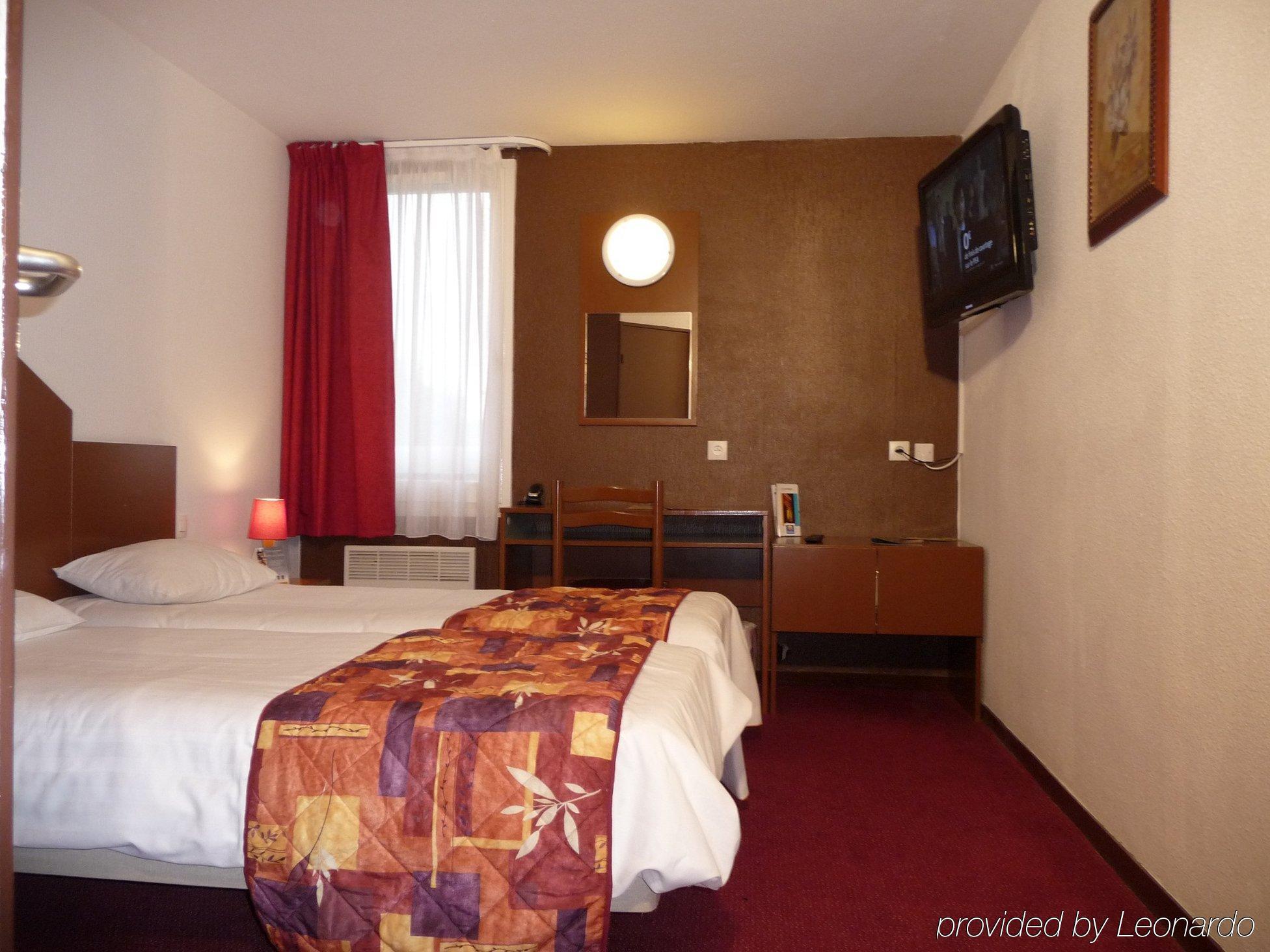 Logis Hotel Lons-Le-Saunier - Restaurant Le Grill Room photo
